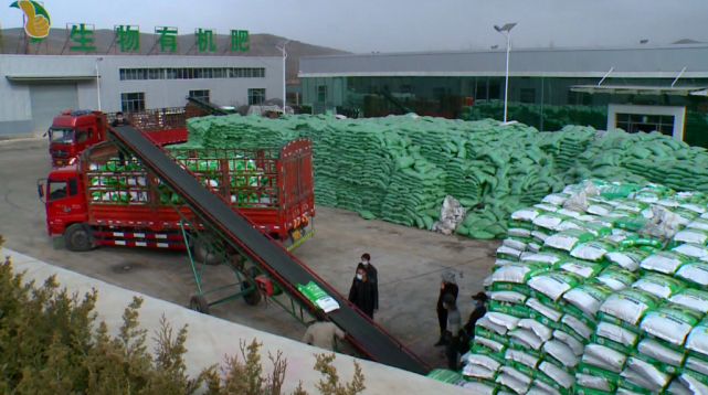 位于陇西县通安驿镇的甘肃印象有机肥料厂正开足马力生产生物有机肥