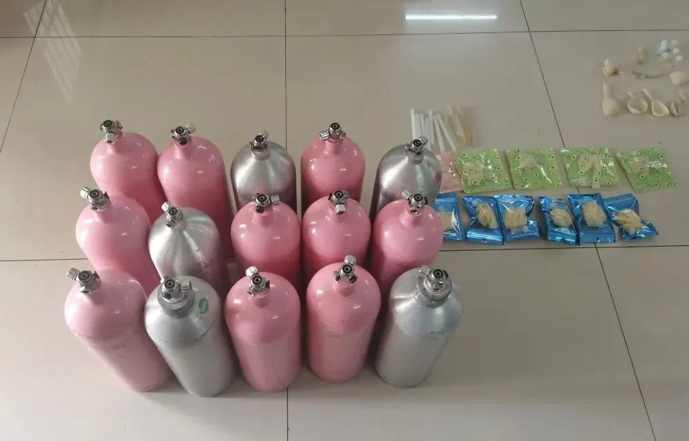 轿车内藏15瓶笑气拘留