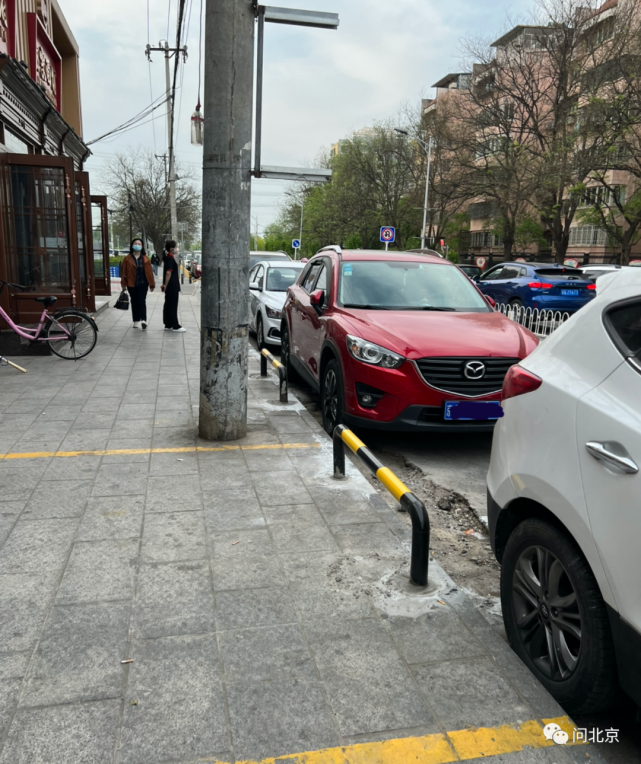 记者在现场探访时看到,整改后的人行步道上停放了各种自行车,电动车