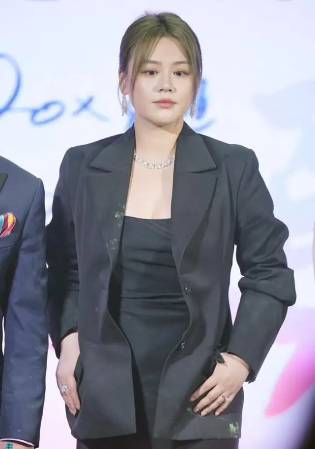 看脸绝美身材却干瘪排骨胸五五分这10位女星太可惜了