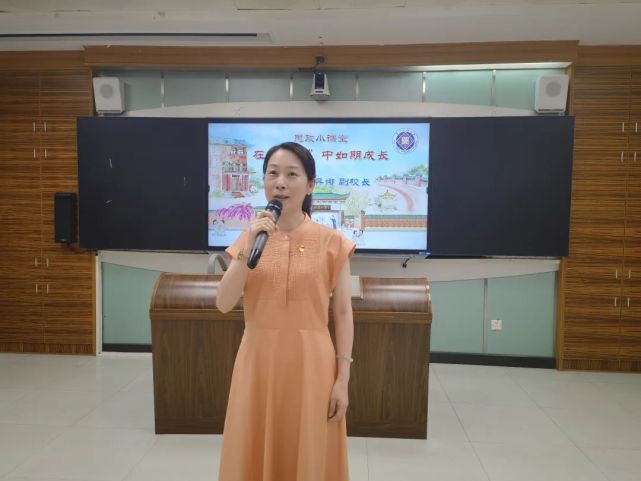 锻炼还主动到社区支援核酸检测工作;老师们除了正常的授课之外介绍了