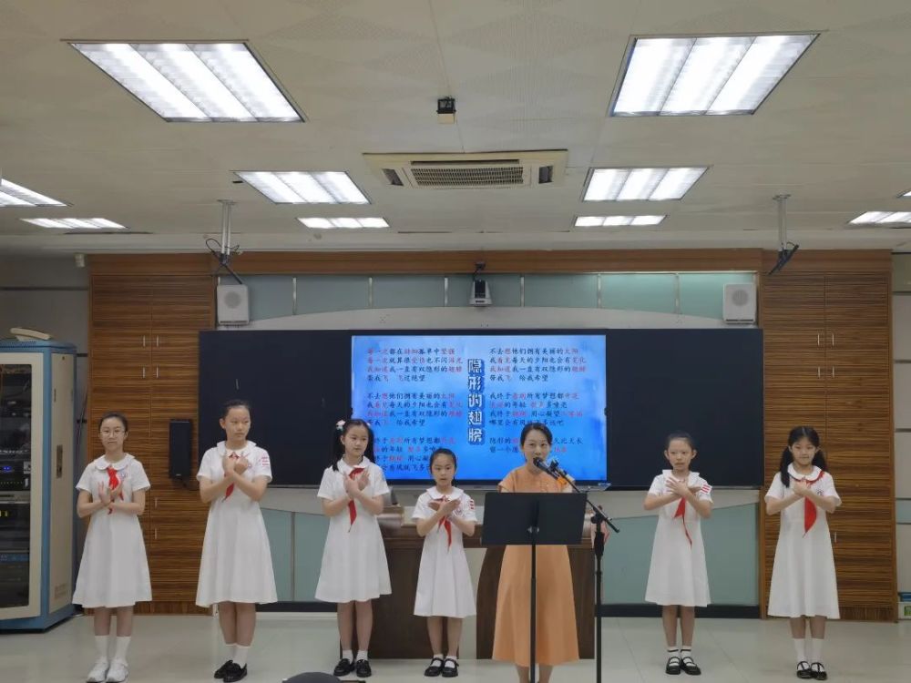 以此勉励同学们勇敢追逐梦想共同表演了节目《隐形的翅膀》林丹娜还与