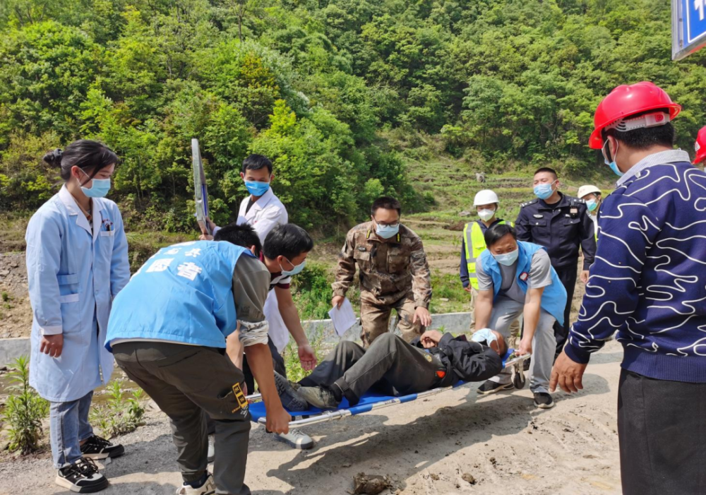 日前,安龍縣龍山鎮在官山水庫開展地質災害,防洪防汛應急處置演練活動