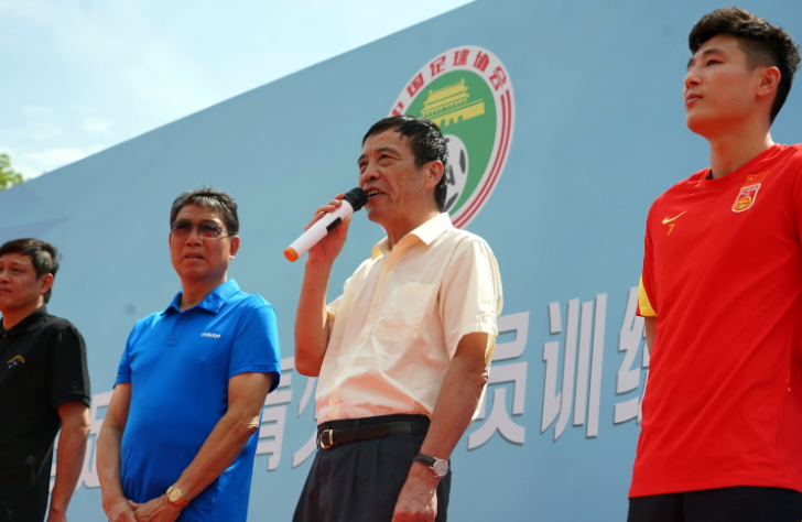 李璇爆料国脚陪陈戌源踢球媒体人呛声阿姨您不踢球也不懂球