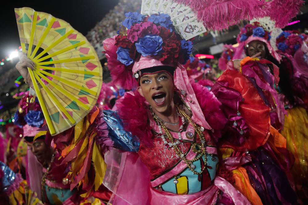 4月24日凌晨,在巴西里约热内卢的桑巴大道,桑巴舞校演员参加狂欢节