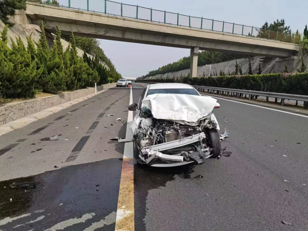 烟台一轿车高速追尾大货车