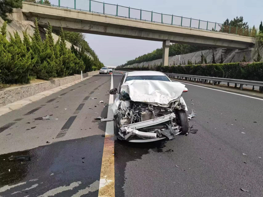 视频困了累了别硬撑烟台一轿车高速追尾大货车