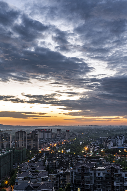 清晨六点半的都江堰,朝霞,流云,日出……每一个场景都令人心动