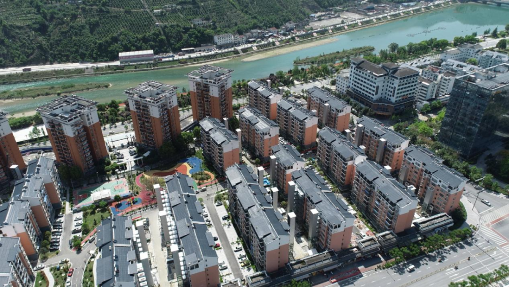 4月24日,记者来到兴山县县城老旧小区改造二期项目兴发家园电梯加装