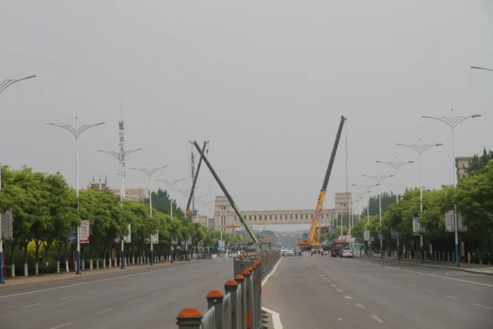 大街(大学路—果园路)段德州学院东西校区过街天桥开始施工4月25日