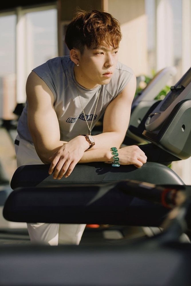 演员李佳隆发布帅气写真官宣加入汇聚星娱乐