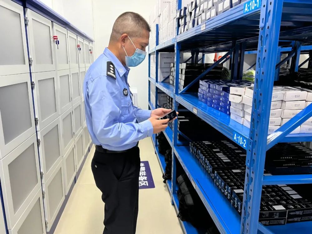 2021年底,他主抓完成了县公安局警用装备智能化管理中心建设,将中心分