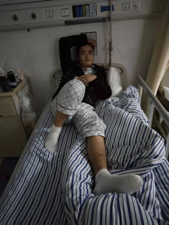 晨意帮忙工人遇塌方骨折半年未办完工伤认定施工方回应了