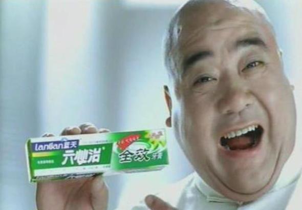 1993年的一则牙膏广告,让笑星李嘉存走入了大家的视线中,自此之后,他