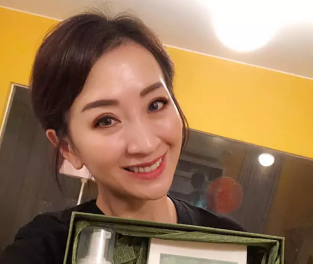 港姐梁佩瑚庆结婚6周年,与内地富商老公大秀恩爱,没生娃仍幸福