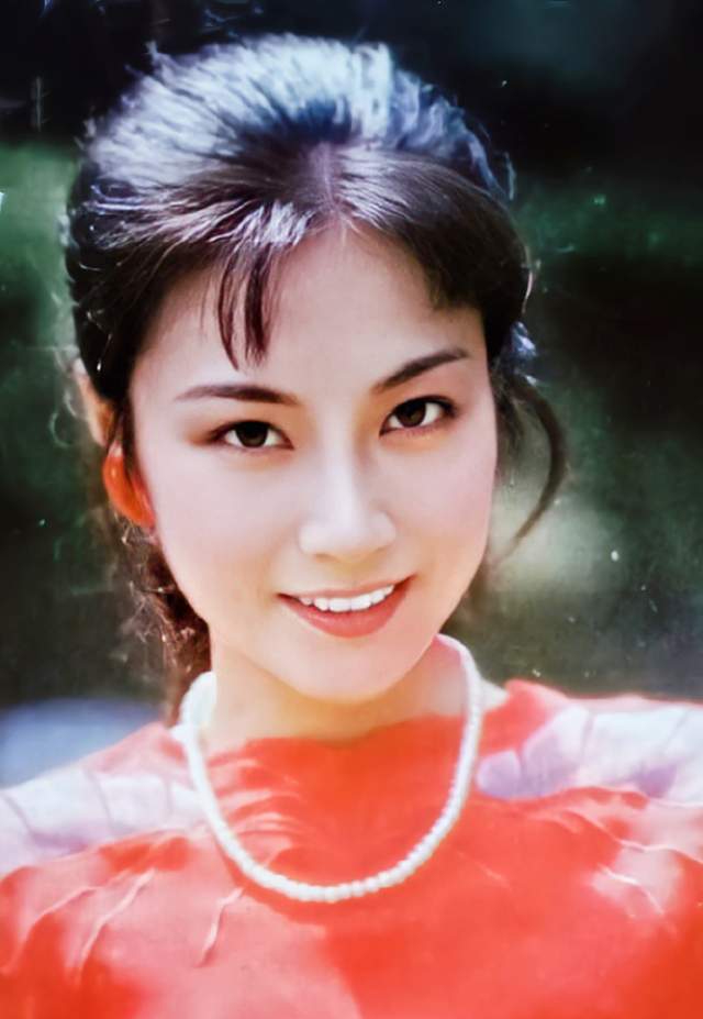 然后被上影厂选中,成为了其中的演员