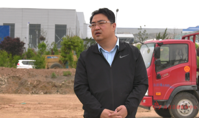 南召县县长宋兴哲到县先进制造业开发区对项目建设工作进行现场办公