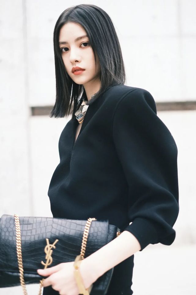 张艺上率性街拍上线在热爱中释放真我