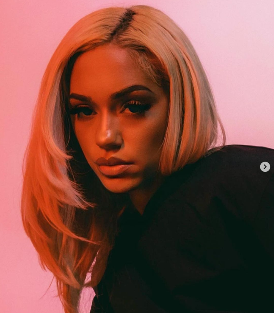 现在,让我们一起欣赏一下英格拉姆女友的美照吧!