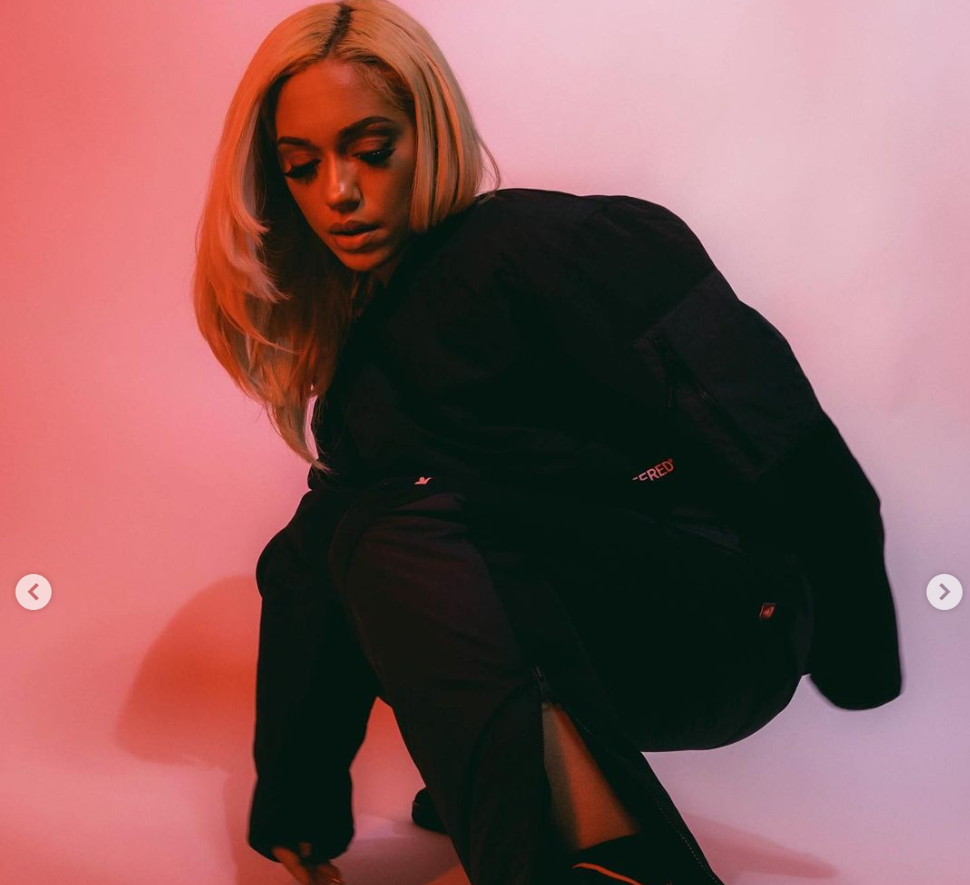 现在,让我们一起欣赏一下英格拉姆女友的美照吧!