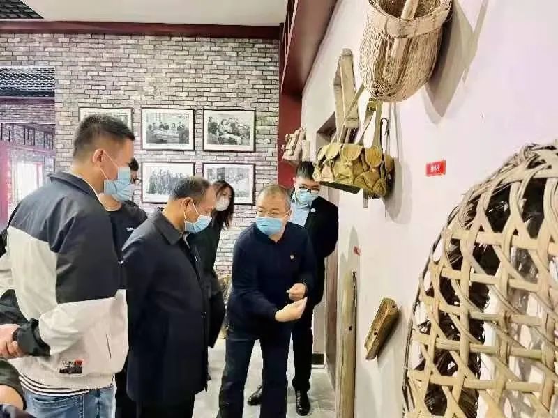 全体成员参观了小靳庄村展馆,展览分成历史沿革,战争年代,奋斗岁月