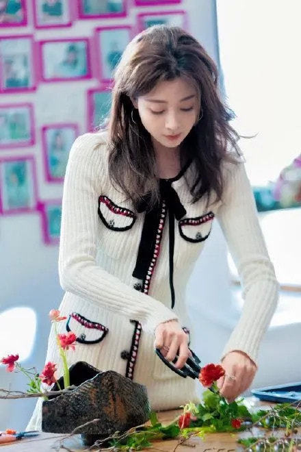 殷桃披散着大波浪卷发,没有追求少女感,从内而外散发优雅气质!