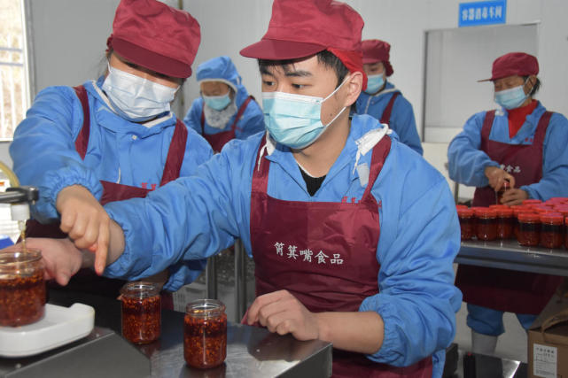 四川荣县籍在校大学生李宥辰寒假"返家乡"创业 把土特产卖到欧美华人