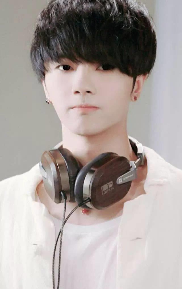 华晨宇,最开始关注他是从快乐男声,他的歌真的很不一样.