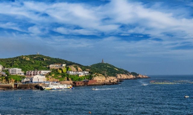 在舟山群島的懷抱中沉睡著;東極島讓你體會大海的喧囂和寧靜