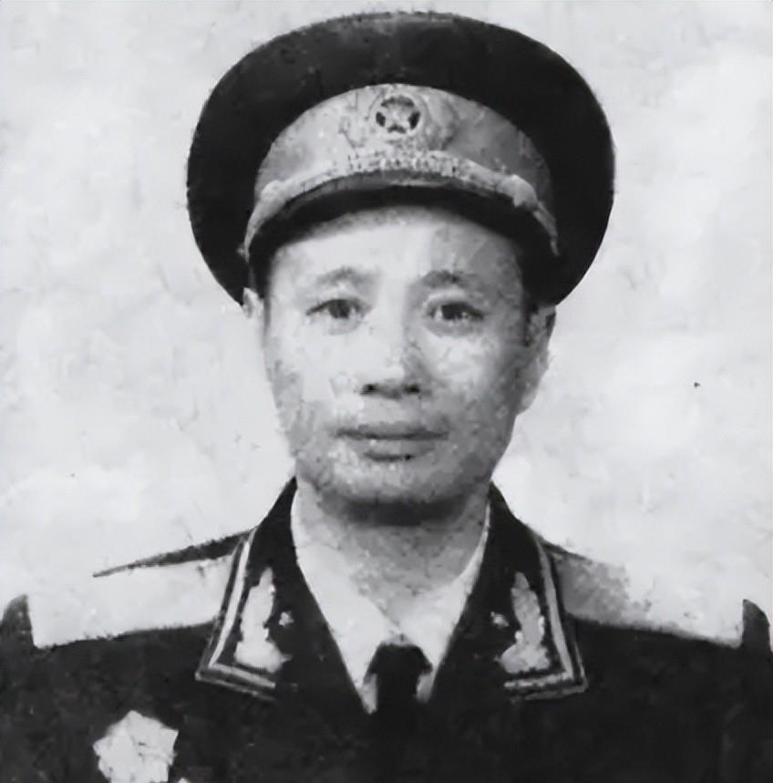 鬼子偷袭，新娘子智救“104”号首长，14年后被专车接进北京