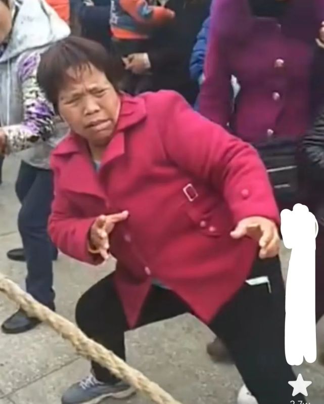 搞笑网红博主拔河大妈,曾凭借着一张拔河的表情包火出圈,之后,她经常