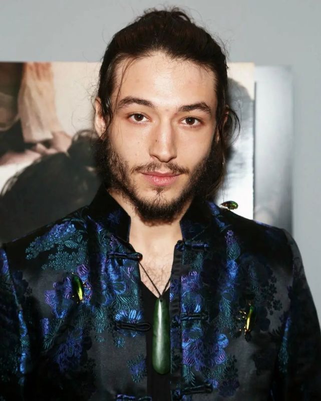 ezra miller 前女友現身說法!|omg|ezra|埃茲拉·米勒