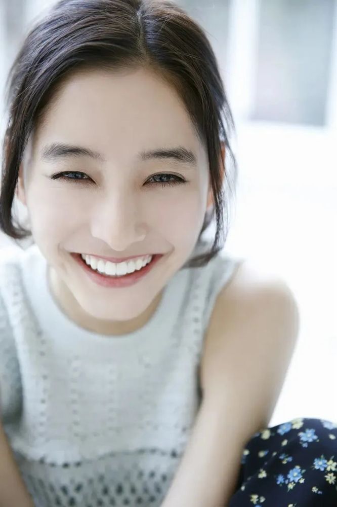 新木优子自然不做作的笑容,搭配随意甜美的穿搭,尽显清纯俏皮的少女