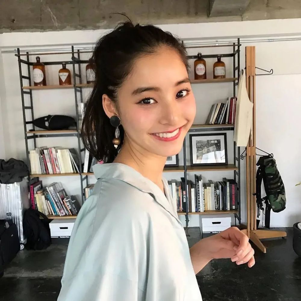 新木优子自然不做作的笑容,搭配随意甜美的穿搭,尽显清纯俏皮的少女