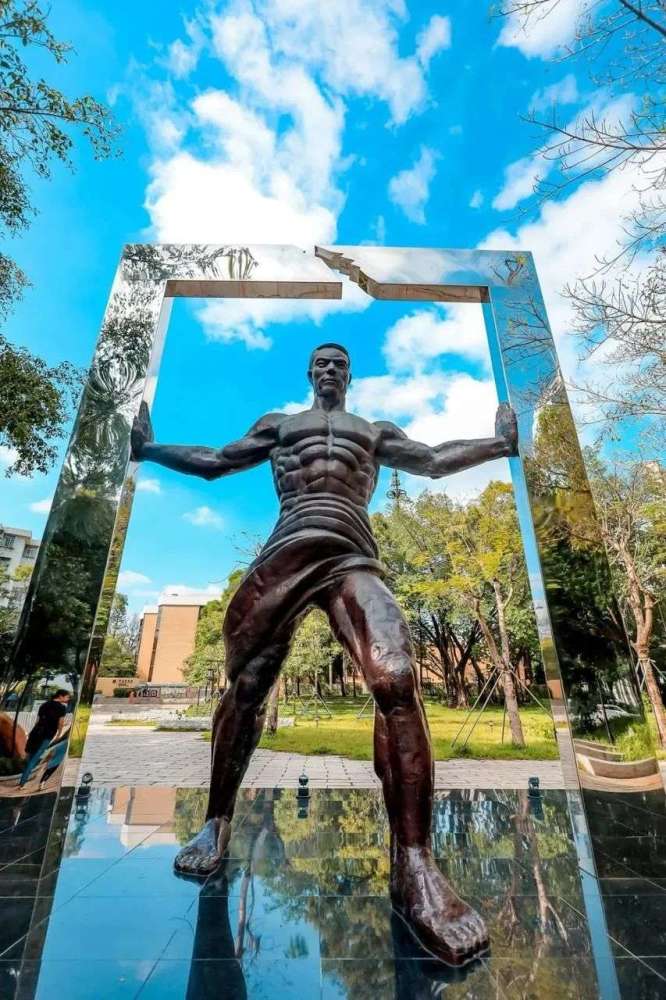 深南大道上的标志符号——中国旅游设计院院长郑建平的雕塑,一个男子