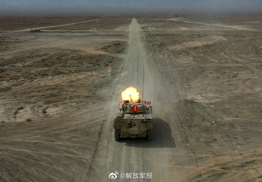 装甲车戈壁实弹射击大片，每一张都燃爆了！