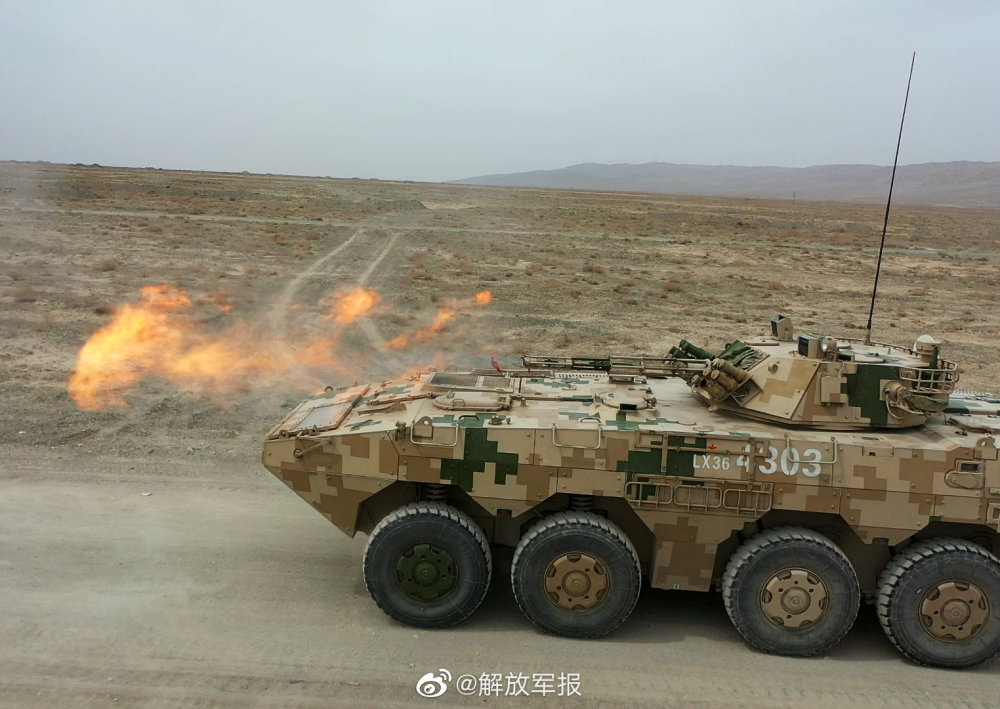 装甲车戈壁实弹射击大片，每一张都燃爆了！