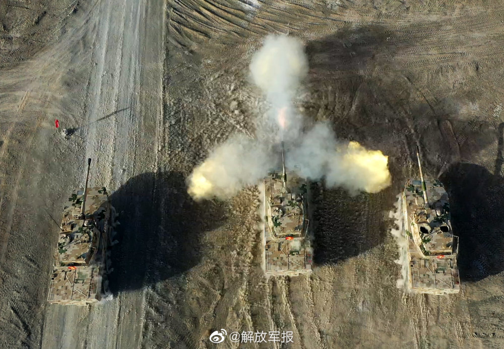装甲车戈壁实弹射击大片，每一张都燃爆了！