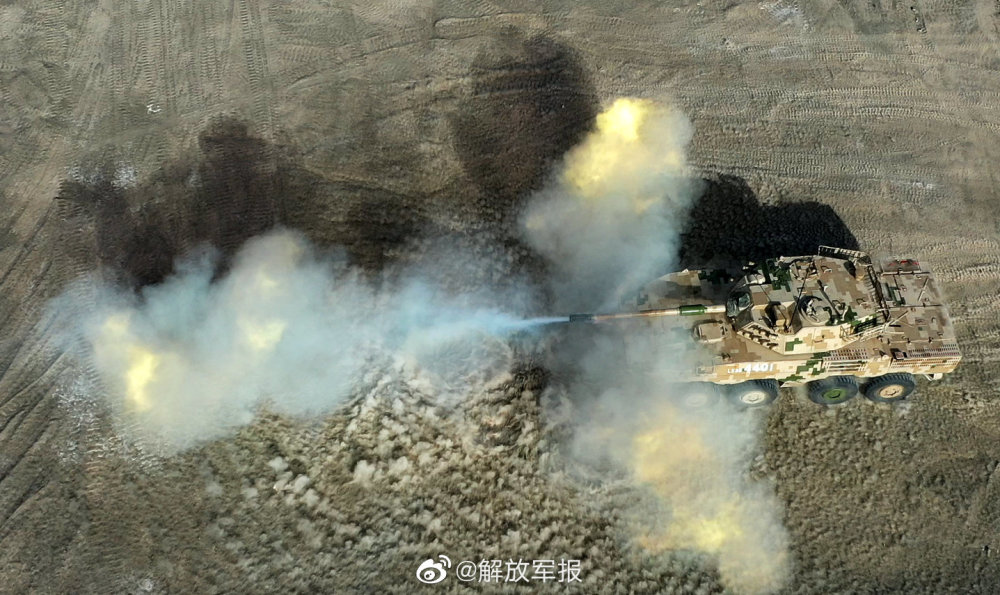 装甲车戈壁实弹射击大片，每一张都燃爆了！