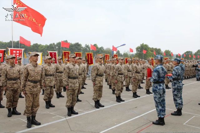 年度春季入伍新兵空降兵某部"黄麻起义红八连"楼前近日用行动铸就忠诚