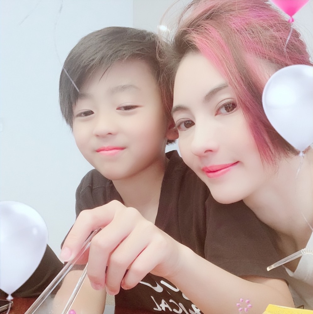 张柏芝开车接大儿子回家,14岁lucas变化大,比妈妈还要高插图4