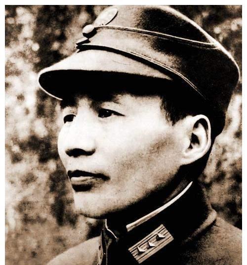 刘文辉担任川军第一混成旅长期间,受过势力更大的侄子刘湘(时任第二军