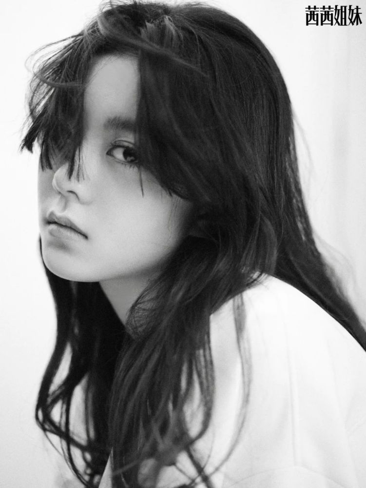 酷女孩:近期妹妹就接连上了多个杂志的封面/内页,尝试多种造型和摄影