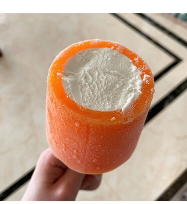 3:夏威夷雪糕,这种雪糕可谓是创意十足,圆柱形的菠萝棒冰,里面包裹着