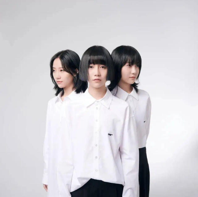 在她们发行第三首歌曲《马》时,就获邀加入摩登天空旗下北河三文化
