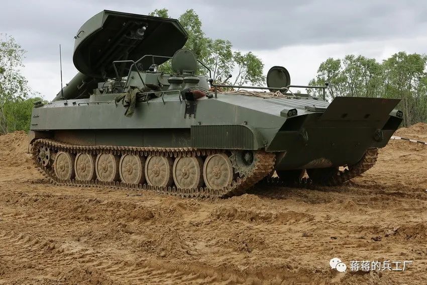 俄军采用新战术爆破乌克兰设防大楼陨石装甲扫雷车玩起拆迁