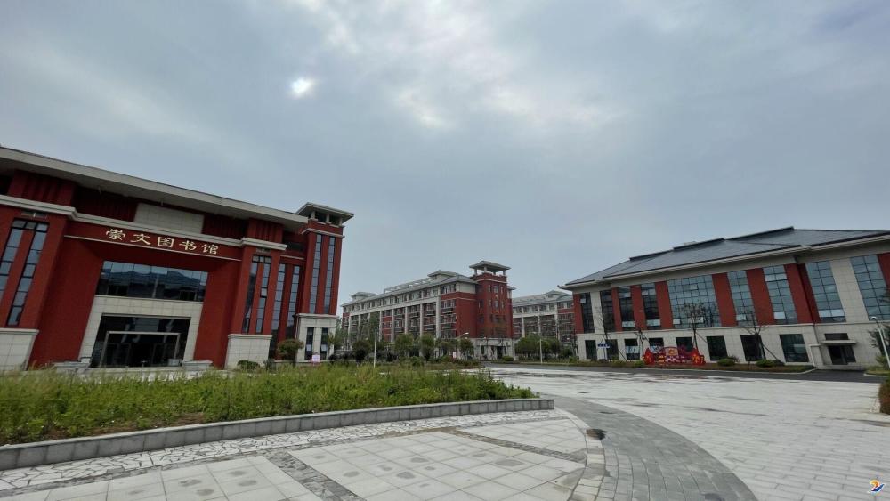 在郸城一高周口校区,张建慧认真了解学校近期项目建设,远期规划和校园