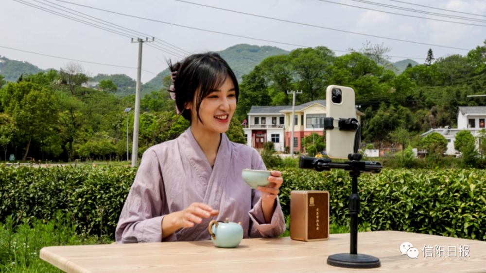 网红李云溪在做直播 信阳日报全媒体记者 徐毅恒 摄30年间,和茶节同龄