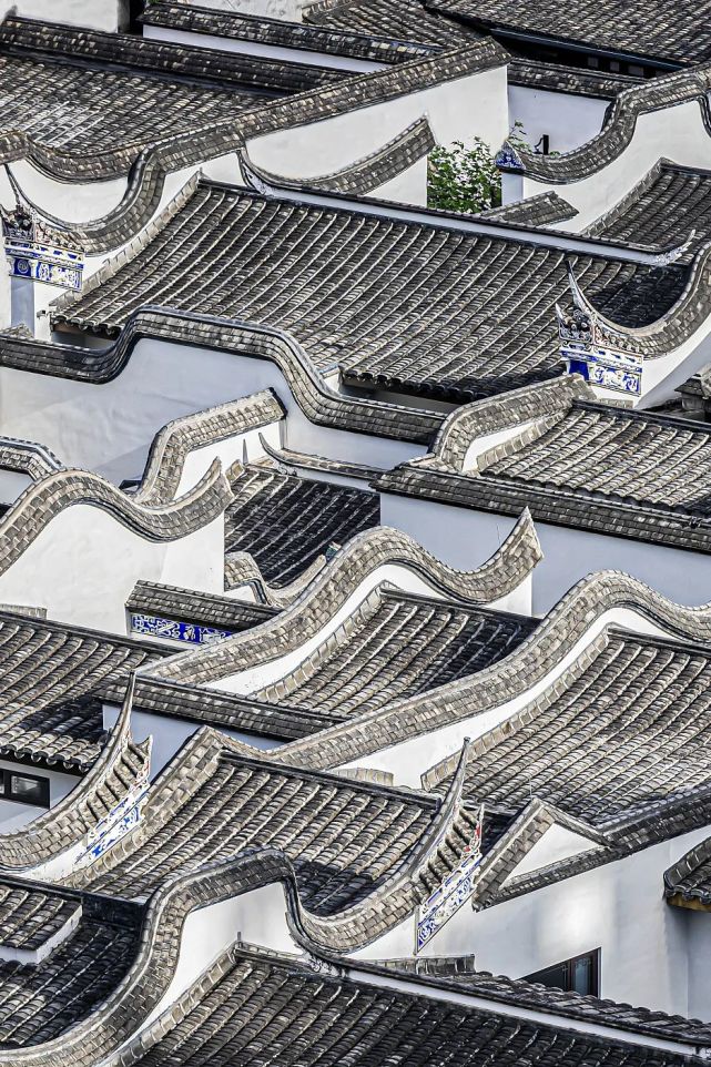 ▼(福州三坊七巷的马鞍墙,图片源自@视觉中国)人称"马鞍墙"工匠们垒砌