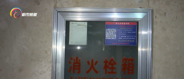 也张贴了这样的二维码,可以了解到什么是防火卷帘门,火灾手动报警按钮